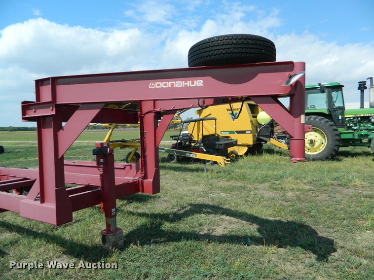 image for item DB1136 1993 Donahue EXG-160 swather trailer
