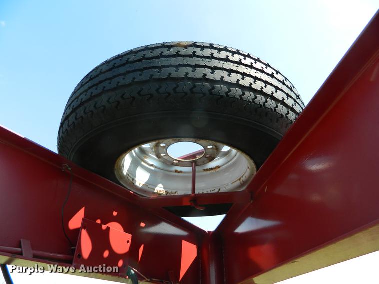 image for item DB1136 1993 Donahue EXG-160 swather trailer