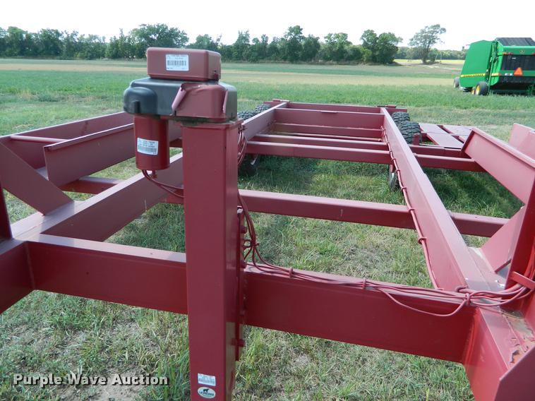 image for item DB1136 1993 Donahue EXG-160 swather trailer