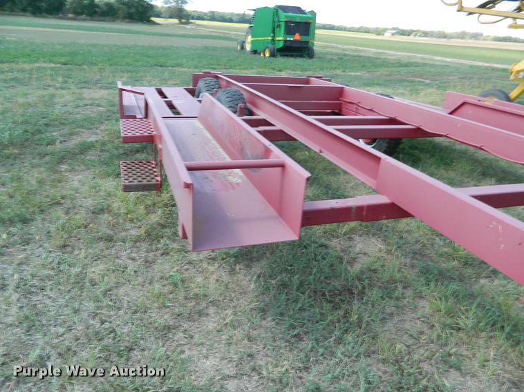 image for item DB1136 1993 Donahue EXG-160 swather trailer