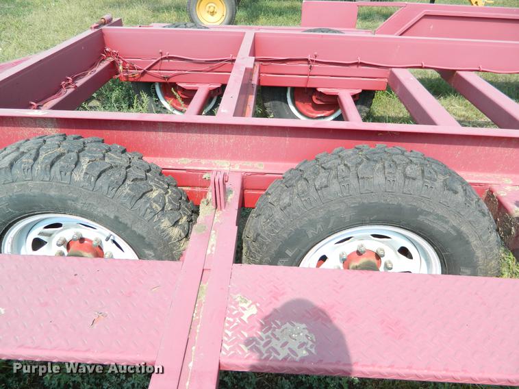 image for item DB1136 1993 Donahue EXG-160 swather trailer