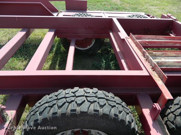 image for item DB1136 1993 Donahue EXG-160 swather trailer