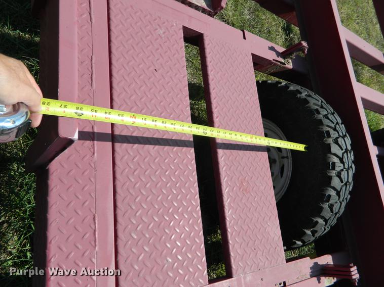 image for item DB1136 1993 Donahue EXG-160 swather trailer