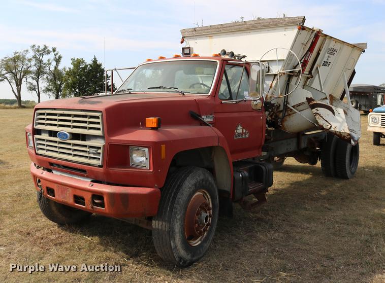image for item DD0159 1987 Ford F800 feed truck
