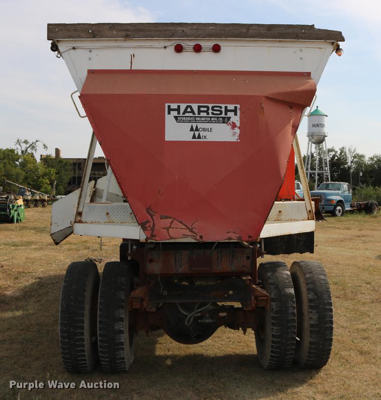 image for item DD0159 1987 Ford F800 feed truck