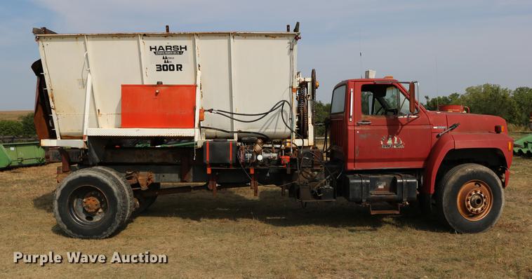 image for item DD0159 1987 Ford F800 feed truck