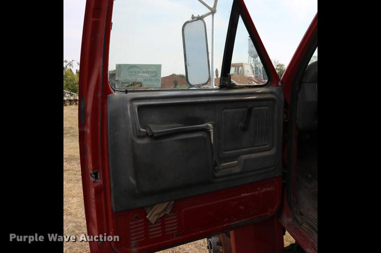 image for item DD0159 1987 Ford F800 feed truck