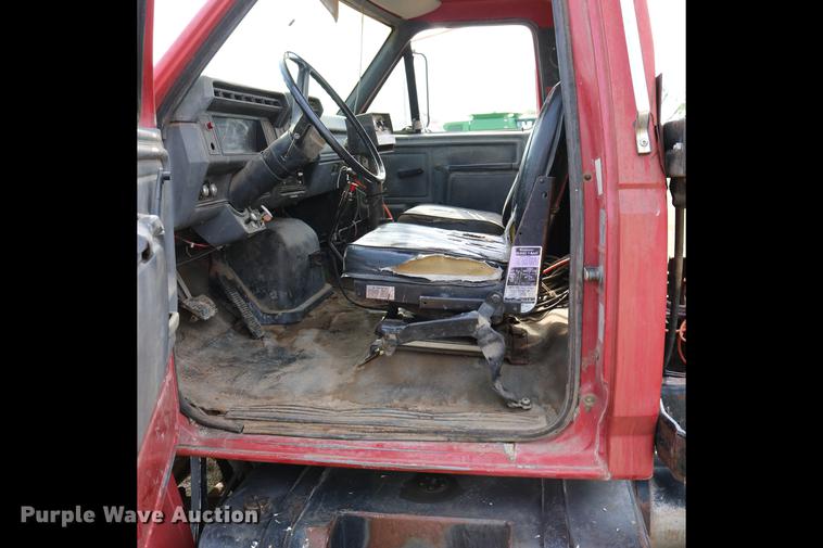 image for item DD0159 1987 Ford F800 feed truck