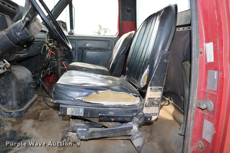 image for item DD0159 1987 Ford F800 feed truck