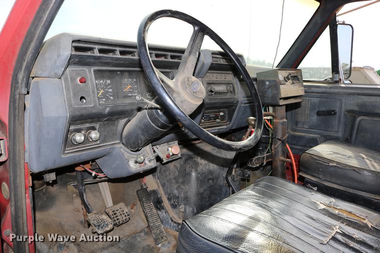 image for item DD0159 1987 Ford F800 feed truck