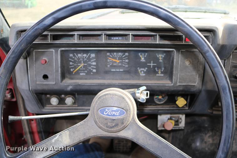 image for item DD0159 1987 Ford F800 feed truck