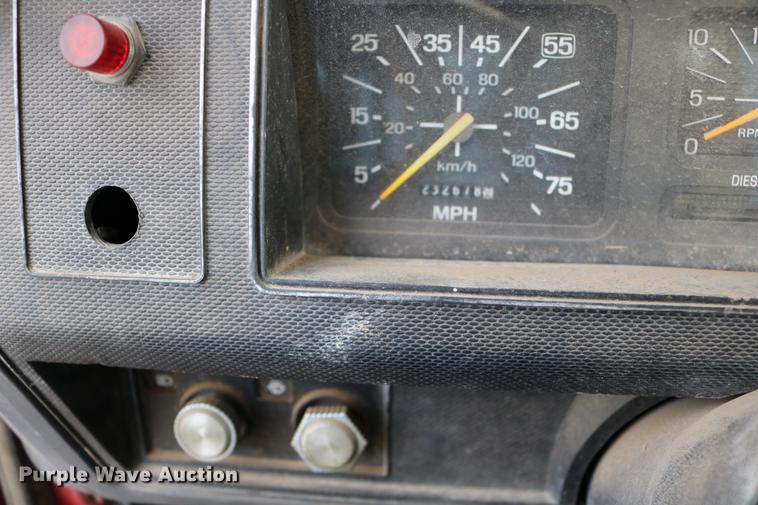 image for item DD0159 1987 Ford F800 feed truck