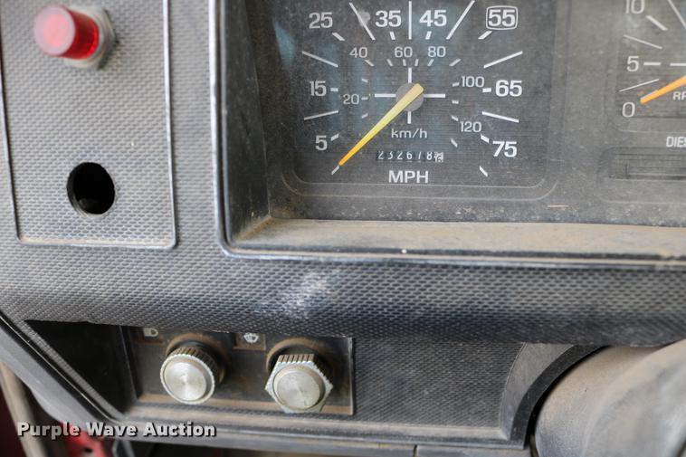 image for item DD0159 1987 Ford F800 feed truck