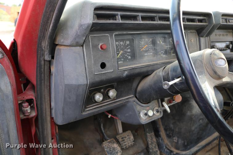 image for item DD0159 1987 Ford F800 feed truck