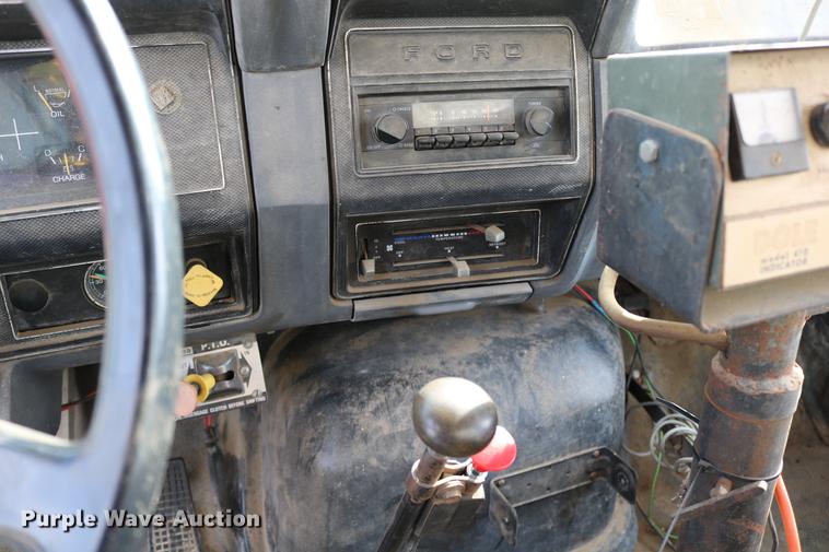 image for item DD0159 1987 Ford F800 feed truck