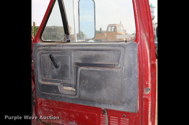 image for item DD0159 1987 Ford F800 feed truck