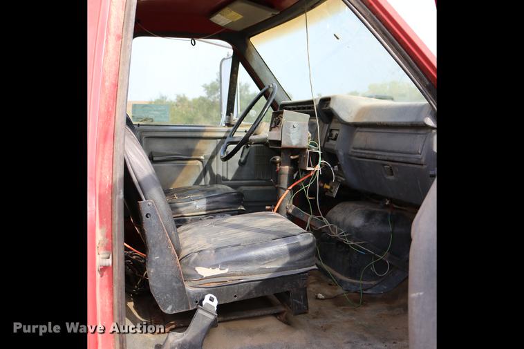 image for item DD0159 1987 Ford F800 feed truck