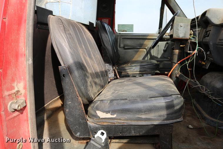 image for item DD0159 1987 Ford F800 feed truck