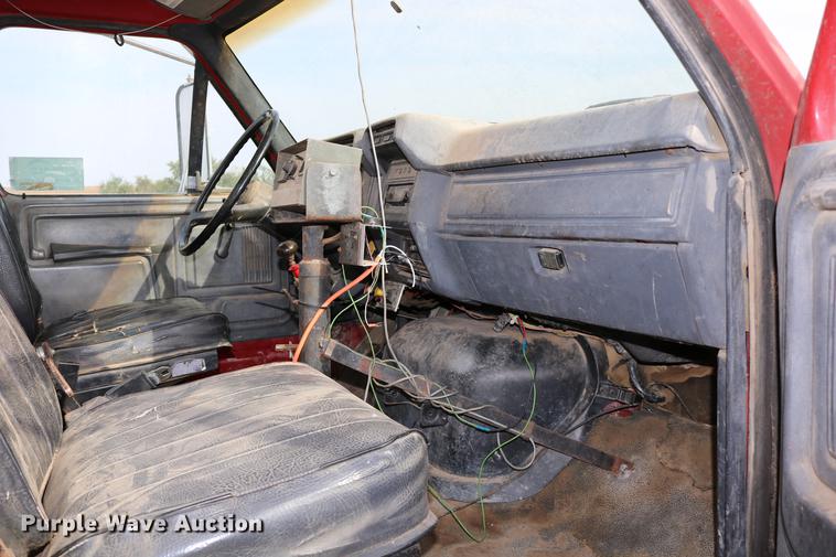 image for item DD0159 1987 Ford F800 feed truck