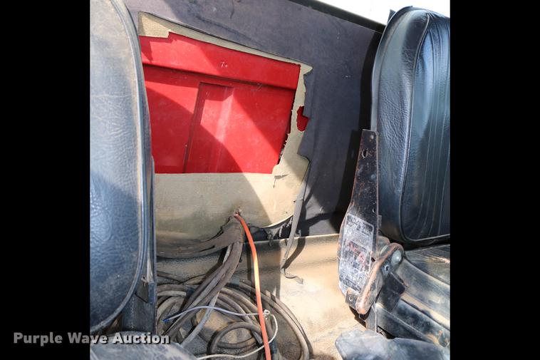 image for item DD0159 1987 Ford F800 feed truck