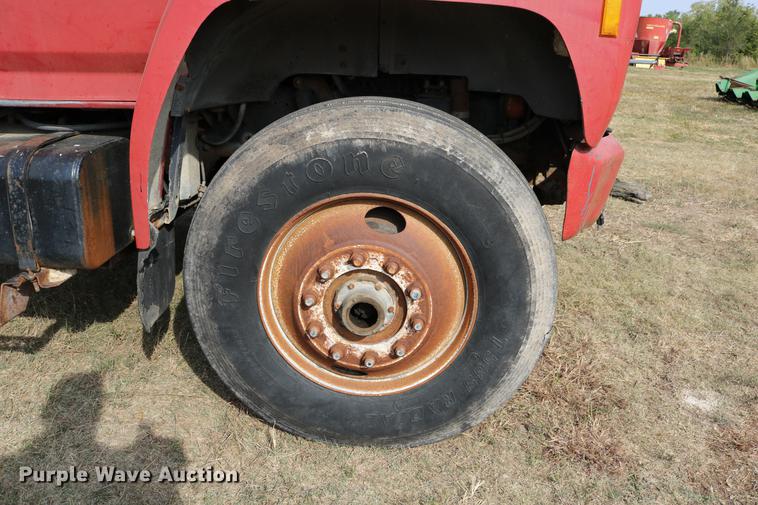 image for item DD0159 1987 Ford F800 feed truck