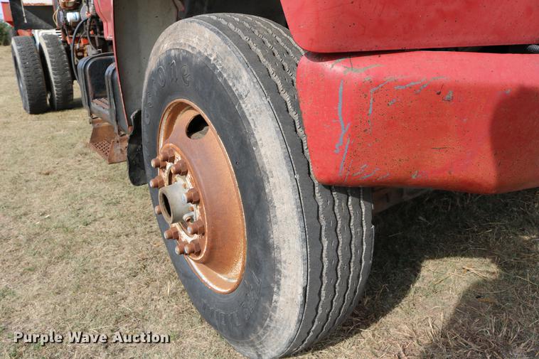 image for item DD0159 1987 Ford F800 feed truck