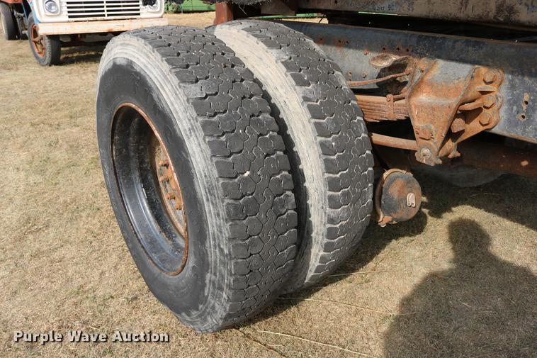 image for item DD0159 1987 Ford F800 feed truck