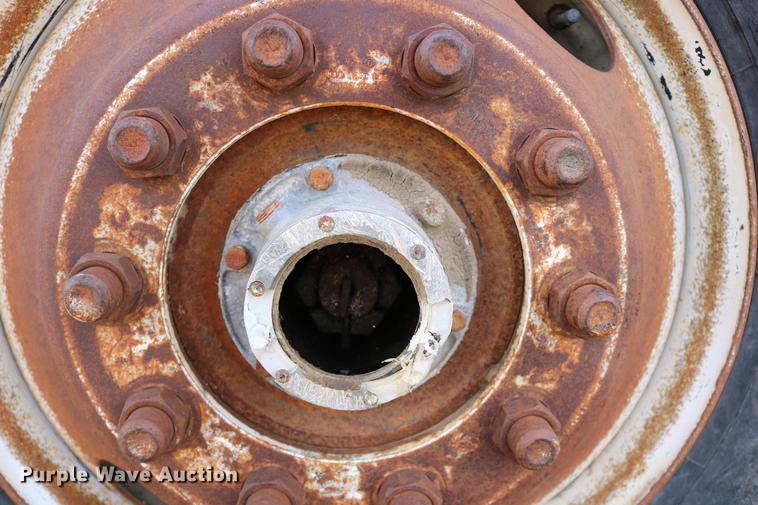 image for item DD0159 1987 Ford F800 feed truck