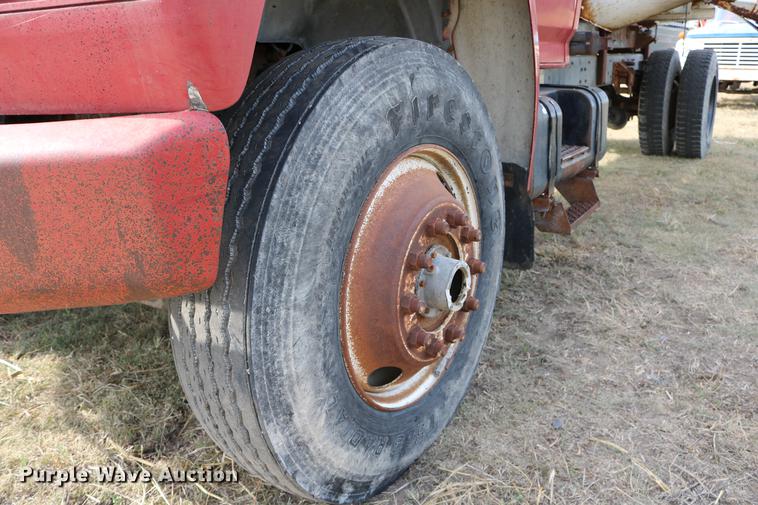 image for item DD0159 1987 Ford F800 feed truck