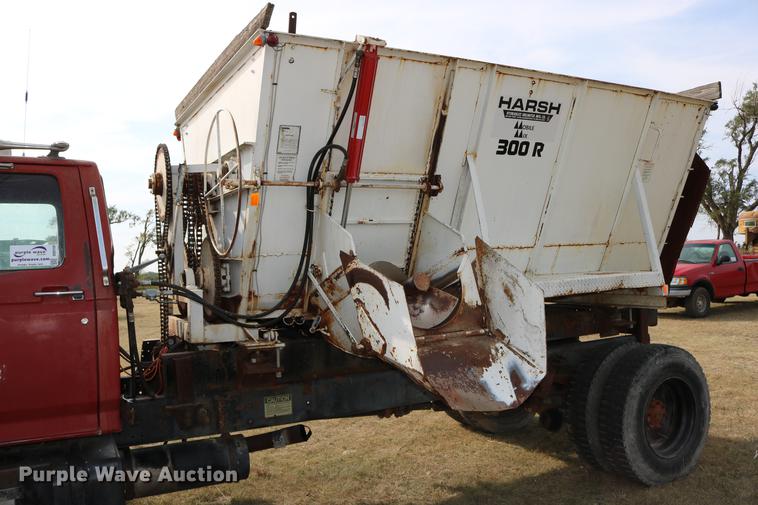 image for item DD0159 1987 Ford F800 feed truck