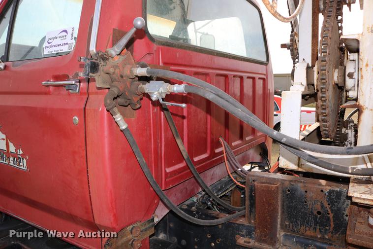 image for item DD0159 1987 Ford F800 feed truck