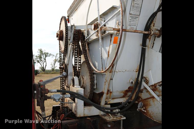 image for item DD0159 1987 Ford F800 feed truck