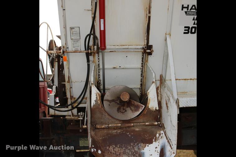 image for item DD0159 1987 Ford F800 feed truck