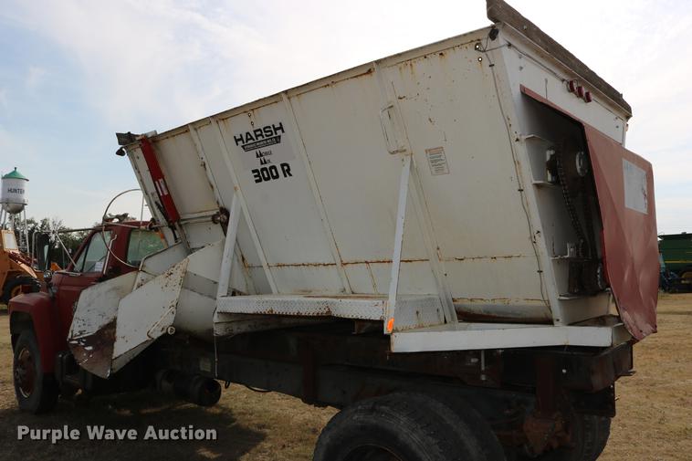 image for item DD0159 1987 Ford F800 feed truck