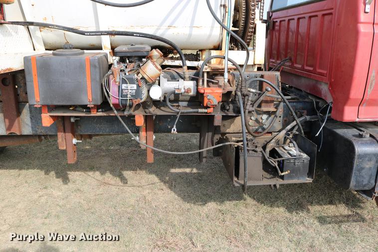 image for item DD0159 1987 Ford F800 feed truck