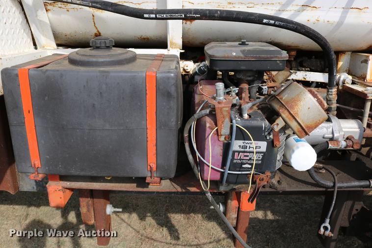 image for item DD0159 1987 Ford F800 feed truck