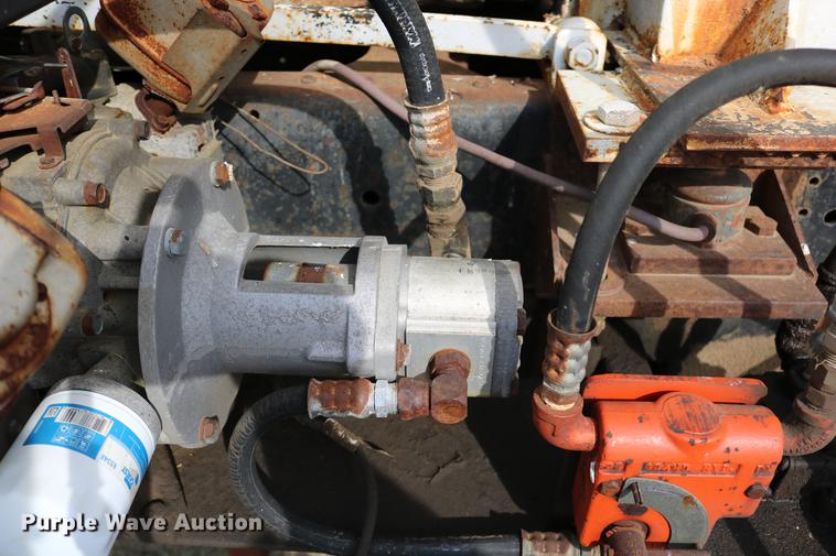 image for item DD0159 1987 Ford F800 feed truck