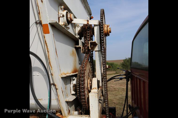 image for item DD0159 1987 Ford F800 feed truck