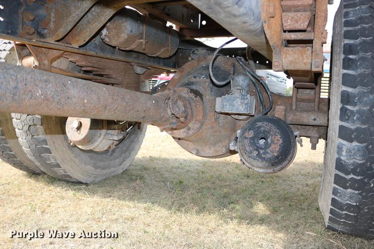 image for item DD0159 1987 Ford F800 feed truck