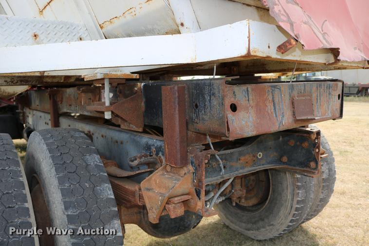 image for item DD0159 1987 Ford F800 feed truck