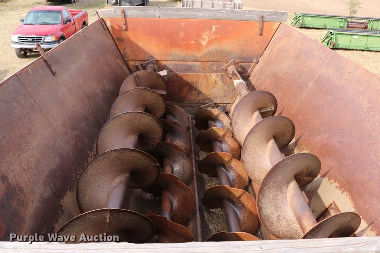 image for item DD0159 1987 Ford F800 feed truck