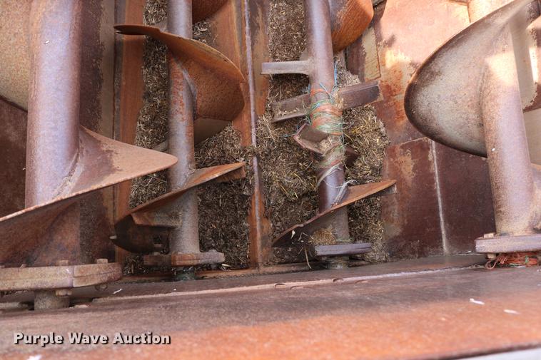 image for item DD0159 1987 Ford F800 feed truck