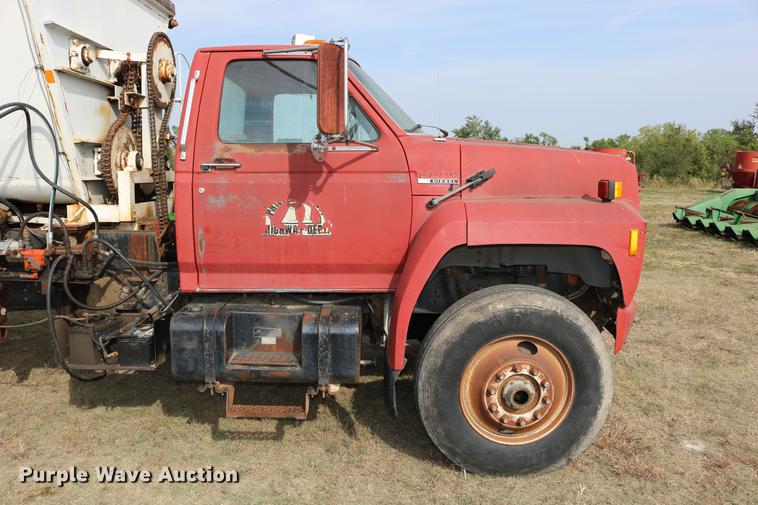 image for item DD0159 1987 Ford F800 feed truck