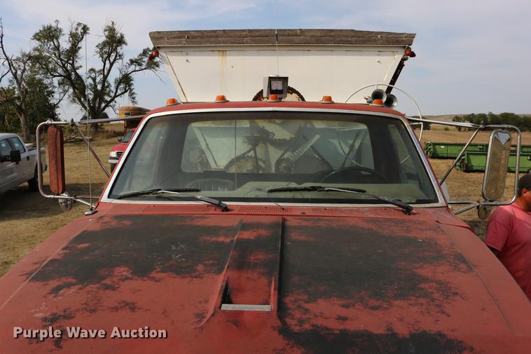 image for item DD0159 1987 Ford F800 feed truck