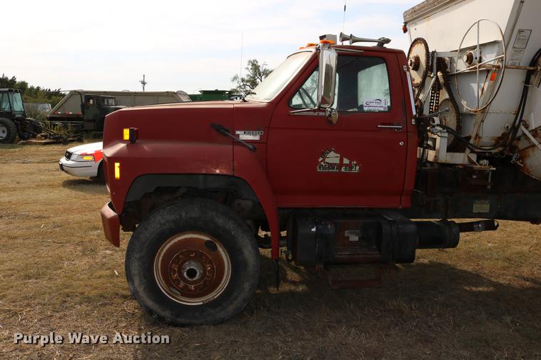 image for item DD0159 1987 Ford F800 feed truck