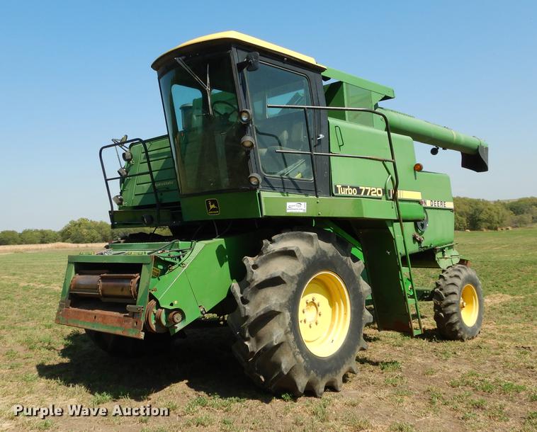 image for item DD0763 1983 John Deere 7720 combine