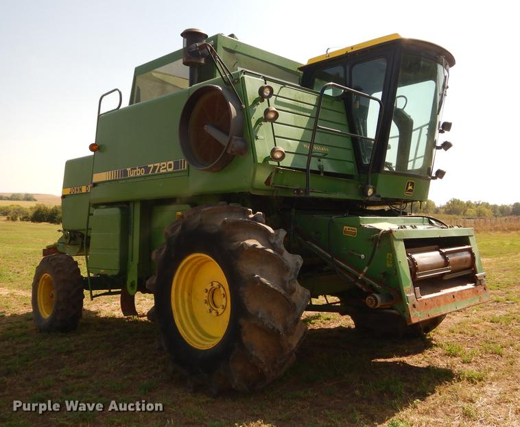 image for item DD0763 1983 John Deere 7720 combine
