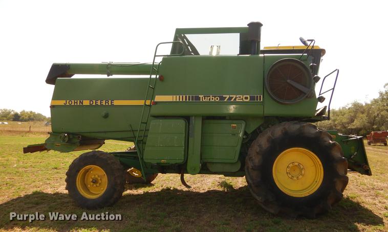 image for item DD0763 1983 John Deere 7720 combine