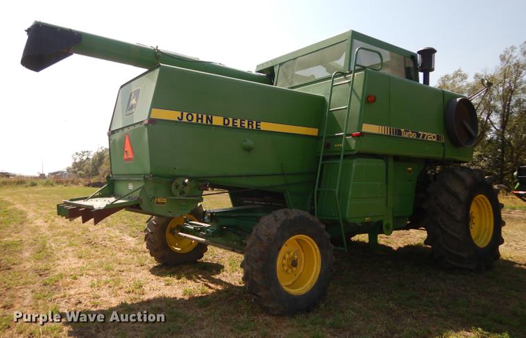 image for item DD0763 1983 John Deere 7720 combine