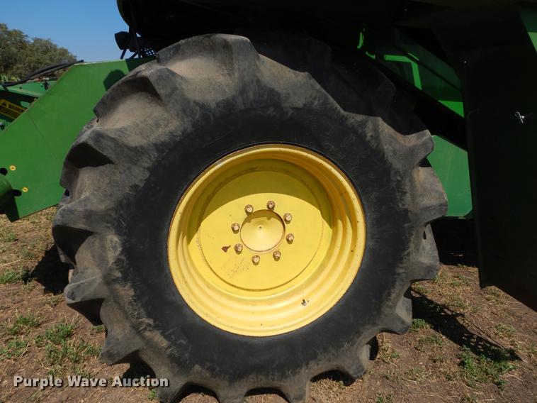 image for item DD0763 1983 John Deere 7720 combine